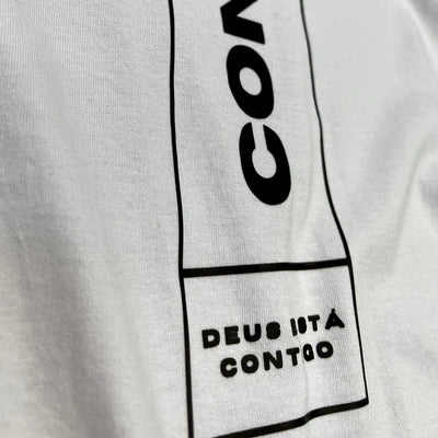 Camiseta Masculina Branca Confia Deus Está Contigo