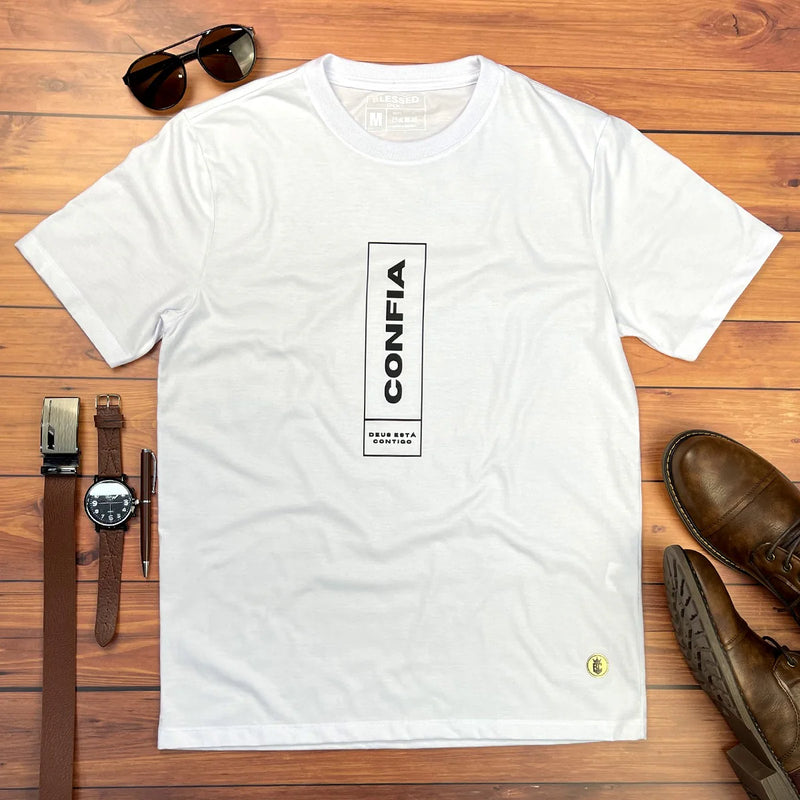 Camiseta Masculina Branca Confia Deus Está Contigo