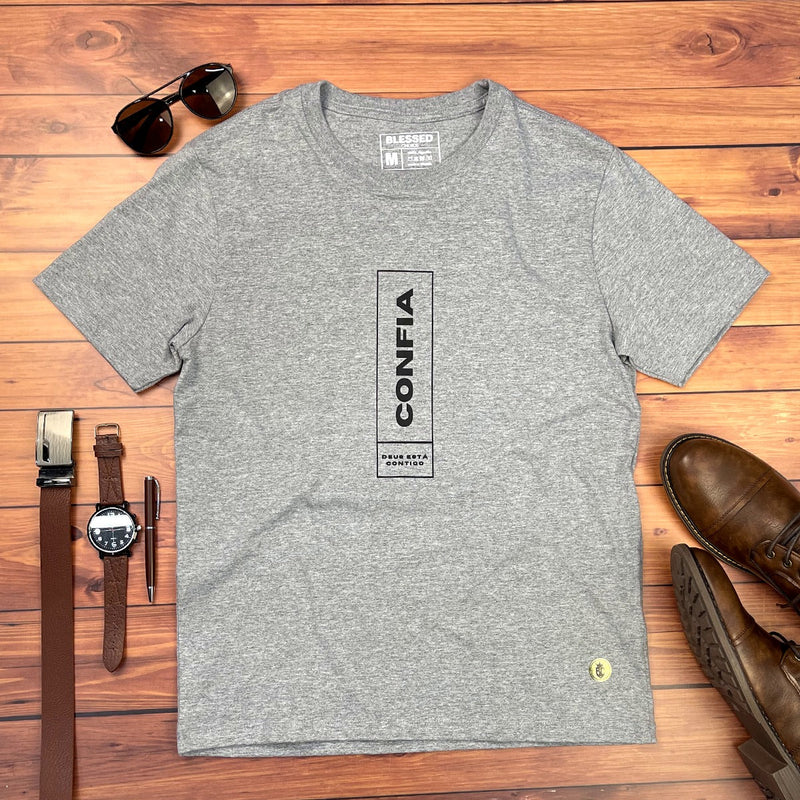 Camiseta Masculina Cinza Confia Deus Está Contigo