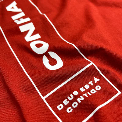 Camiseta Feminina Vermelha Confia Deus Está Contigo